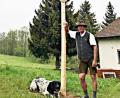 Bild: ü
Im Garten von Josef Schleicher aus Krücklasmühle steht ein Maibaum. Die Fichte hat er mit seiner Familie aufgestellt, um die Tradition auch während der Coronakrise aufrechtzuerhalten.