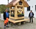 Bild: no
Gemeindearbeiter Manfred Luber (links) und der Vorsitzende des Gartenbauvereins Illschwang, Lorenz Geitner, stehen zufrieden am neu gestalteten Dorfbrunnen neben dem Rathaus.