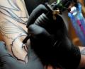 Bild: Frank Leonhardt/dpa
Während Friseure am 4. Mai ihre Salons öffnen dürfen, müssen Tattoo-Studios geschlossen bleiben. Diese Entscheidung der Regierung trifft auf Unverständnis bei den Dienstleistern.
