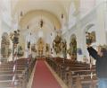 Bild: gz
Die Gründerin der Katholischen Jugend Eslarn, Marie Hummer, verknüpft am Engel die letzte Kordel, so dass das Gemeinschaftswerk am Samstag erstmals von den Kirchenbesuchern bewundert werden kann.
