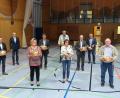 Bild: ibj
Die ausgeschiedenen Marktgemeinderatsmitglieder Heribert Urbanek (links) sowie (von rechts) Otto Weiß, Martin Wild, Josef Kotz, Hermine Koch, Karl Stiegler, Christof Braunisch und Michaela Obleser werden von Bürgermeister Bernhard Lindner (Zweiter von links) mit einer regionalen Wegzehrung verabschiedet.