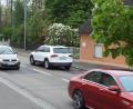 Bild: e
Die mit nahezu 20 000 Fahrzeugen pro Tag belastete Vilstalstraße und die damit einhergehende Westumfahrung ist immer noch ein Thema im Kümmersbrucker Gemeinderat. Das Bild zeigt die Situation in der Ortsdurchfahrt von Haselmühl.