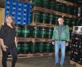 Bild: jr
Weißbier-Resi und Vertriebsleiterin Martina Bleistein mit Diplom-Braumeister Michael Hösl, von der gleichnamigen Mitterteicher Brauerei, im Lager vor vollen Beständen.