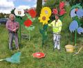 Bild: ow
An zehn Standorten weisen „650-Jahr-Feier-Blumen“ auf das Jubiläumsjahr der Kulmstadt hin. Der Vorsitzende des Obst- und Gartenbauvereins, André Dietrich (links), und Bürgermeister Wolfgang Haberberger "pflanzten" eine Gruppe von Blumen an die Ortseinfahrt aus Richtung Eschenbach.