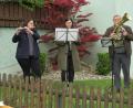 Bild: adj
Seit sieben Wochen erfreuen die Musiker der Jugendblaskapelle Parkstein um Kapellmeister Alfons Steiner die Menschen am Sonntag um 18 Uhr mit ihrer Musik. Im Bild von links: Corinna, Melanie und Alfons Steiner (Parkstein, Richard-Strauß-Straße)