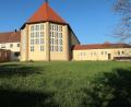 Bild: Hirsch
Auf dieser Freifläche zwischen Kirche und Sparkasse entsteht noch heuer ein Parkplatz.