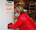 Bild: Thomas Dobler
„Hygiene-Station“ nennt sich das Gerät, das in den Eingangsbereichen des Globus-Warenhauses aufgestellt wurde und die Handdesinfektion ermöglicht, ohne dass man dabei etwas berühren müsste.