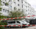 Bild: Gabi Schönberger
Der Zugang zum Hotel "Amedia" ist mit rot-weißen Bändern abgesperrt. Vor dem Eingang stehen zwei Kleinbusse, aus denen zu Wochenbeginn Erfrischungsgetränke ausgeladen und ins Hotel gebracht wurden.