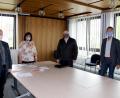 Bild: ds
Über die Erschließung des neuen Baugebiets Lohe stimmen sich (von links) der bisherige Chef im Rathaus, Winfried Franz, Geschäftsstellenleiterin Kerstin Brüning, Projektleiter Siegfried Dettmann und der neue Bürgermeister von Neukirchen, Peter Achatzi, bei einer Besprechung ab.