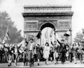 Bild: Uncredited
Franzosen schwenken die Nationalflaggen der Alliierten, während sie vor dem "Arc de Triomphe" auf der Straße gehen und die bedingungslose Kapitulation der deutschen Wehrmacht am 08. Mai 1945 feiern.