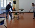 Bild: amö
Unterricht auf Distanz: Die Bänke in den Klassenzimmern werden so aufgestellt, dass der Mindestabstand zwischen den Schülern eingehalten werden kann.
