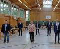 Bild: twi
Bürgermeister Konrad Kiener (Vierter von rechts) vereidigte die neuen Markträte Max Geitner, Hubert Schöner, Christina Sachs, Thomas Käsbauer, Alexander Linek, Franz Krös, Dieter Buchner und Magdalena Stahl (von links).