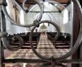 Bild: ubb
Zwar ist die Kirche übers Jahr zugesperrt, aber ein Blick durch das vergitterte Glasportal reicht aus, um das saalartige Kircheninnenschiff zu überschauen.
