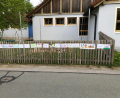 Bild: sl
Der Zaun an der Kindergartentagesstätte St. Johannes ist bunt, denn er ist mit den Wünschen der Kleinen versehen.