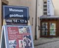 Bild: exb
Mit diesem Schild weist das Grafenwöhrer Museumsteam auf die Wiedereröffnung nach der Corona-Pause hin.