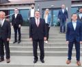 Bild: e
Nach der konstituierenden Sitzung des Vilsecker Stadtrats stellt man sich, natürlich in gebührendem Abstand, zum Gruppenbild auf. Vorne (von links) die Bürgermeister Thorsten Grädler, Hans -Martin Schertl und Markus Graf, 
dahinter die neu gewählten Stadträte (mittlere Reihe, von links) Jonas Dittrich, Lisa Weiß und Christian Trummer sowie (dritter Reihe, von links) Tobias Meidinger und Andreas Willax.