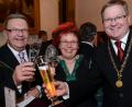 Bild: Petra Hartl
Das noch amtierende Trio an der Stadtspitze in Feierstimmung beim Neujahrsempfang der Stadt Amberg 2017. Von links: die Bürgermeister Martin Preuß und Brigitte Netta sowie OB Michael Cerny.