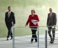 Bild: Michael Sohn/dpa
Bundeskanzlerin Angela Merkel (CDU, 2.v.r.) Markus Söder (CSU, l.), Ministerpräsident von Bayern, Peter Tschentscher (SPD, r.), Erster Bürgermeister von Hamburg und Regierungssprecher Steffen Seibert (2.v.l.) vor einer gemeinsamen Pressekonferenz in Berlin. Die Bundeskanzlerin und die Ministerpräsidenten der Bundesländer sprachen über Corona-Lockerungen. Das Treffen fand online als Videokonferenz statt.