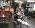 Bild: lym
Der 15-jährige Lucas Scharnagl ist beigeisterter Hobby-Schmied. In seiner Werkstatt fertigt er einzigartige Blumen in allen Formen und Größen.