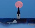 Bild: ind
Der Vollmond über dem Kirchturm von Gebenbach.