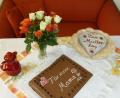 Bild: Portner
An diesen Kaffeetisch muss sich die Mama oder Oma nur noch hinsetzen und den Kuchen anschneiden. Das Rezept für den Mokka-Blechkuchen haben die Schüler der Doktor-Eisenbarth-Mittelschule für den „Hausunterricht“ erhalten.