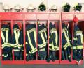 Symbolbild: Bernd Wüstneck/Dpa
Jacken und Helme der Feuerwehr hängen in einem Schrank.