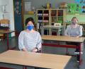 Bild: fpoz
Schulleiterin Petra Andritzky und Lehrerin Maria Fritsch machen eine Sitzprobe auf Sicherheitsabstand im Klassenzimmer.
