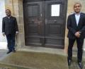 Bild: ct
Die räumliche Distanz zwischen den Geistlichen hier vor der Kirche in Schlicht ist den momentanen Vorsichtsmaßnahmen wegen der Coronakrise geschuldet. Die Übergabe des Amts des weiteren Seelsorgers in der Pfarreiengemeinschaft zum 1. September 2020 von Hruday Madanu (links) auf Pater Jimmy Joseph erfolgt in herzlicher Atmosphäre und brüderlicher Verbundenheit.