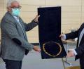Bild: bkr
Übergabe Amtskette
Die Amtskette wird bei offiziellen Anlässen zu sehen sein. Thomas Kaufmann (rechts) wird sie dabei tragen.