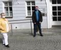 Bild: ubb
Lions-Präsident Albert Saller über (Zweiter von rechts) übergibt insgesamt 700 Schutzmasken an den Elisabethenverein. Darüber freuen sich stellvertretende Pflegedienstleiterin Christa Schmid, Geschäftsführer Rainer Schmid und Stadtfpfarrer Georg Flierl.