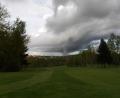 Bild: as
Die dunklen Wolken über dem Golfclub Stiftland verziehen sich bald. Die Anlage bei Bad Neualbenreuth (im Hintergrund) darf ab Montag wieder geöffnet werden.