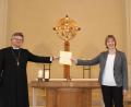 Bild: Veronika Fleps
Dekan Karlhermann Schötz (links) übergibt die Urkunde an Kantorin Kerstin Schatz. Die trägt jetzt den Titel Kirchenmusikdirektorin.