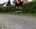 Bild: sne
Ronja Melzner hält sich im eigens aufgestellten Parcours fit, solange die Leichtathletikanlage geschlossen ist.
