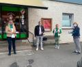 Bild: e
Vor einer Metzgerei an der B 14 in Schnaittenbach am Samstagmorgen um 7 Uhr: Melanie Gräßmann (von links), Bürgermeister Marcus Eichermüller, Monika Epp und Frauen-Unions-Vorsitzende Elisabeth Kraus verteilen Schokolade zum Muttertag.