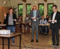 Bild: pko
Bürgermeister Maximilian Beer (Mitte) vereidigt die beiden neuen Markträte Christina Ziereis (links) und Josef Ruider.