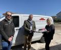 Bild: exb/Maria Schuierer
Oberbürgermeister Andreas Feller ließ sich von den beiden Geschäftsführern Ina Scheffer (rechts) und Paul Scheffer (links) das geplante Bauvorhaben für 22 Wohnungen in Dachelhofen erläutern.