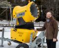 Archivbild: Daniel Karmann
Manuel Steinbauer, Professor für Sportökologie an der Uni Bayreuth, steht hier im Winter auf der Anlage des Langlaufzentrums Fichtelberg neben einer Schneekanone.