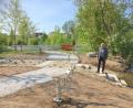 Bild: eik
Fast hätte er Schuhe und Strümpfe ausgezogen, um die Treppen in die Vils gleich auszuprobieren: Bürgermeister Roland Strehl im neu gestalteten Bereich der Vilsauen in Kümmersbruck.