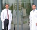 Bild: Claudia Seitz/exb
Chefarzt Dr. Horst Schneider (rechts) freut sich über die Unterstützung durch den neuen unfallchirurgischen Oberarzt Dr. Benjamin Johannes Ottinger.