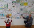 Bild: gis
Auch Noah – im Bild mit Wildparkmitarbeiterin Silke Köstler - hat ein Bild gemalt und bereits – wie alle anderen Kinder – einen Gutschein für einen kostenlosen Eintritt bekommen.