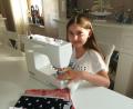 Bild: gz
Die zehnjährige Mia-Sophie stellt mit der Nähmaschine Stoffherzen her.