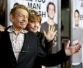 Bild: Prommer/dpa
US-Schauspieler Jerry Stiller und seine Frau Anne Meara kommen zur Premiere des Films "I Love You, Man". Am Montag gab Ben Stiller den Tod seines Vaters via Twitter bekannt.