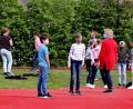 Bild: Thomas Dobler
Die Mädchen und Jungen nehmen die Maskenpflicht in der Pause durchaus ernst. Unser Bild entstand am Montag auf dem Sportplatz der Schwarzenfelder Grund- und Mittelschule, der derzeit als großräumiger Pausenhof dient.