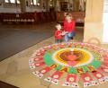 Bild: bey
Der kleine Simon Müllner überreicht seine Mama Birgit Müllner das Geschenk zum Muttertag in der Stadtpfarrkirche St. Sigismund.