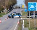Bild: Sven Hoppe
Polizisten stehen an der Bundesstraße 512 in der Nähe von Neuhaus am Inn an einer Kontrollstelle an der Grenze zu Österreich. Foto: Sven Hoppe/dpa