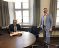 Bild: exb
Ein Eintrag ins Goldene Buch der Stadt Waldsassen rundete den Gesprächstermin im Rathaus ab: Es war der erste Termin, den Roland Grillmeier (im Bild zusammen mit Bürgermeister Bernd Sommer in dessen Büro) als neuer Landrat des Landkreises Tirschenreuth in Waldsassen absolvierte.