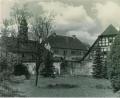 Repro: hai
Französische Kriegsgefangene, aber auch Familien aus Polen und der Ukraine waren während des Zweiten Weltkrieges im Schloss Göppmannsbühl untergebracht. Sie waren dort sowie bei umliegenden Landwirtschaften zu Arbeitsdiensten eingesetzt.