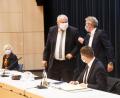 Bild: Gabi Schönberger
Politik mit Ellenbogen: Mit einem Stups des Körperteils gratulieren sich Lothar Höher und Reinhold Wildenauer gegenseitig. CSU-Mann Höher ist zweiter Bürgermeister. Reinhold Wildenauer ist der neue dritte Bürgermeister von Weiden.
