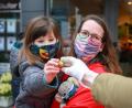 Symbolbild: Mascha Brichta/dpa
Vielerorts gilt momentan eine Maskenpflicht. Das soll vor allem andere Menschen vor einer Ansteckung mit dem Coronavirus schützen.