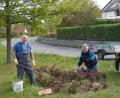 Bild: weu
Hans Niebauer (rechts) und Hans Gürtler, Mitglieder des Gartenbauvereins Oberviechtach, bei Gärtnerarbeiten für die Stadt.